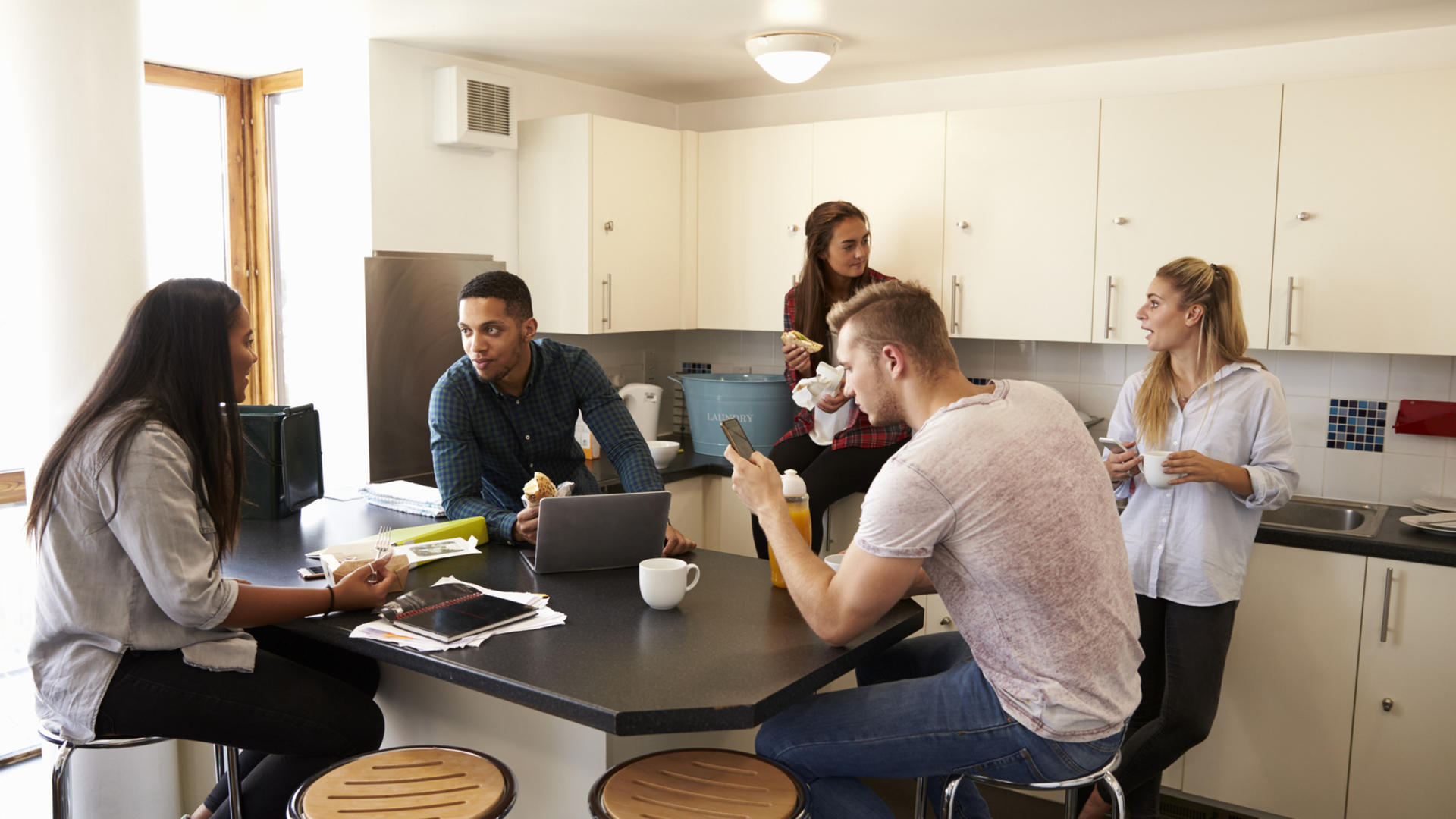 étudiants dans la cuisine partagée d'une résidence universitaire étudiants dans la cuisine partagée d'une résidence universitaire