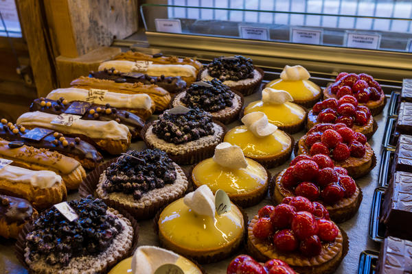 Pastelitos franceses : éclairs, tartelettes aux myrtilles, au citron, y à la framboise